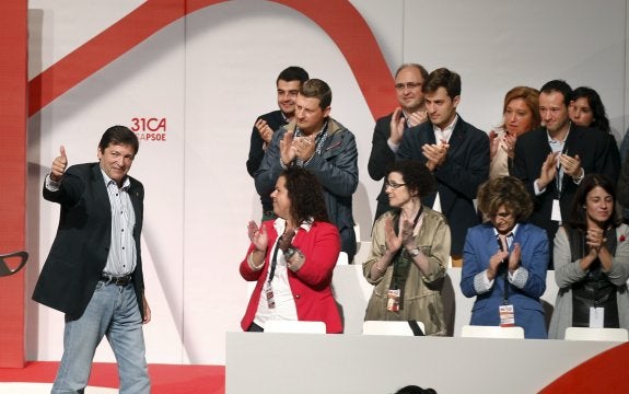 Javier Fernández, tras ser reelegido secretario general del PSOE en el Congreso regional de los socialistas asturianos de 2012. 