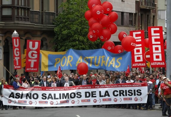 Una de las manifestaciones contra los recortes organizadas por CC OO y UGT en Asturias. 