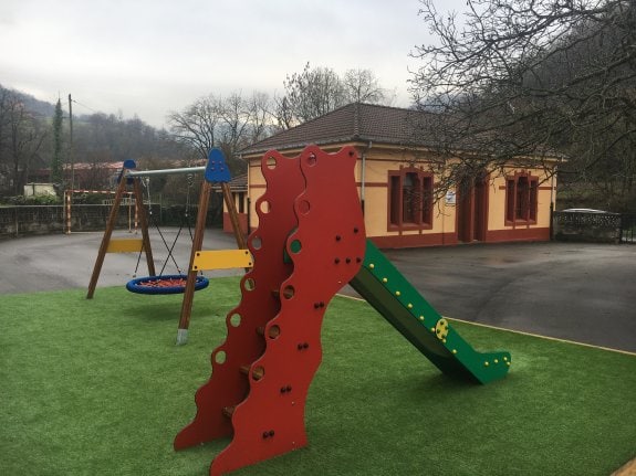 El nuevo parque infantil de Entralgo, en Laviana. 