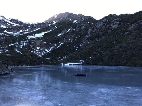 Imagen del lago del Valle en Somiedo totalmente congelado, compartida ayer en las redes sociales por la firma Natura Limits. 