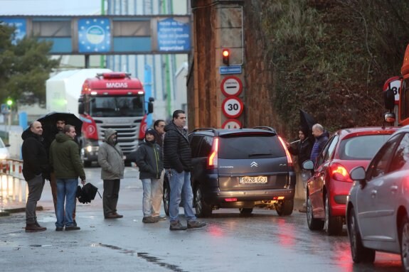 Trabajadores concentrados ayer a la entrada de la factoría de Saint-Gobain. 