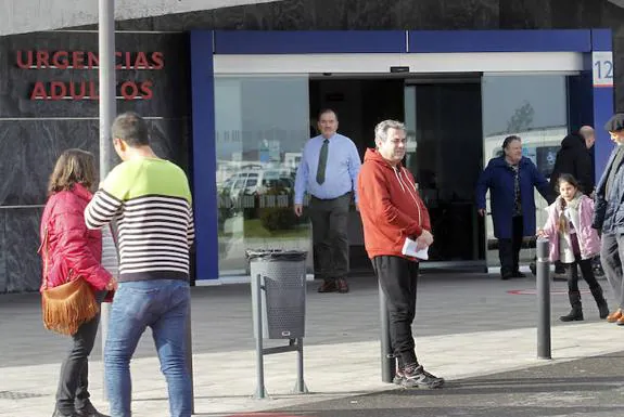 Aspecto que presentaba ayer la entrada las Urgencias de adultos del HUCA. 