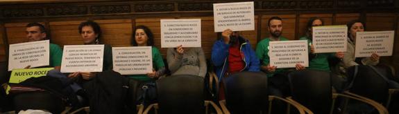 Los vecinos de Nuevo Roces muestran carteles con las ocho peticiones que siguen sin atender. 