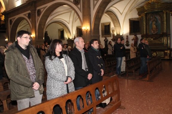 En primer término las autoridades asistentes al solemne oficio religioso celebrado ayer en Candás. 