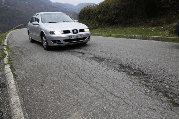 El arreglo de la carretera a los lagos, con casi un millón de euros de presupuesto, será una de las inversiones regionales de este 2017. 