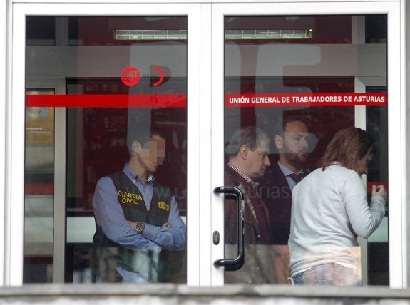 Un momento del registro por parte de la UCO de la Guardia Civil a la sede regional de UGT. 