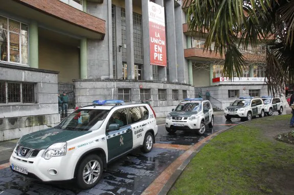 Varios coches-patrulla, ante la sede de UGT, durante el registro del pasado martes. 