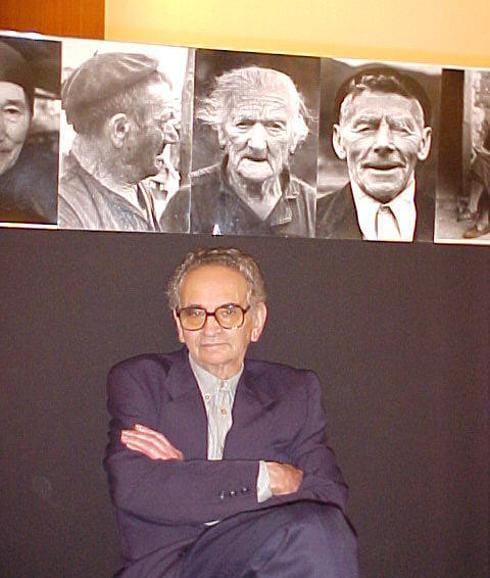 Eladio Begega García, rodeado de algunas de las imágenes captadas con su cámara.
