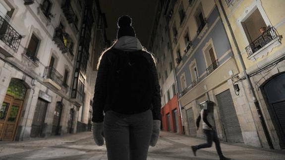 Una joven pasea por la zona de Solokoetxe donde se produjo la agresión.