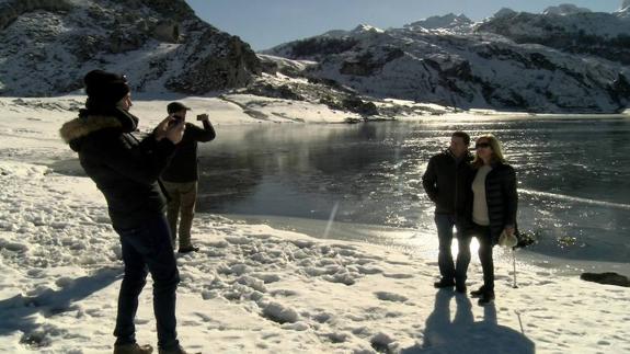 Varios turistas se fotografían en los Lagos, cubiertos de blanco. 