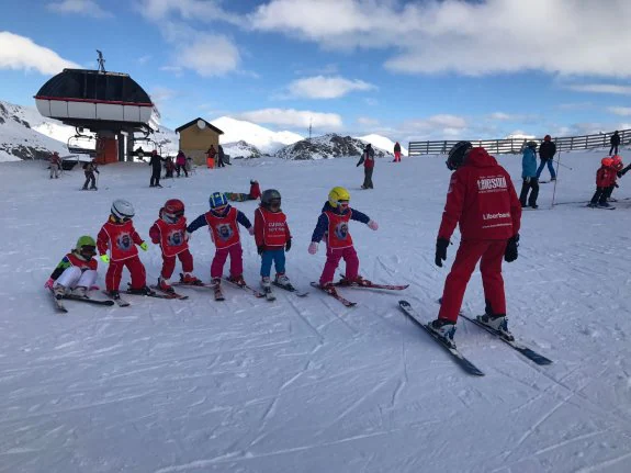 Fuentes de invierno. Un grupo de niños recibe sus primeras nociones de esquí.