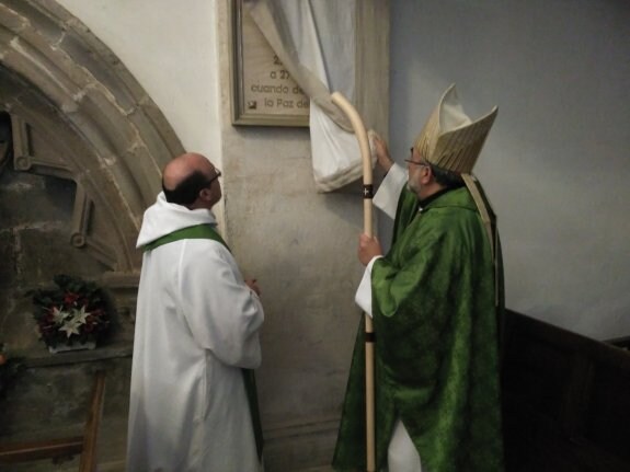 El arzobispo descubre una placa en honor a Cándido García. 