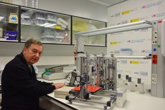 El biólogo José Luis Jorcano con la bioimpresora, en la Universidad Carlos III de Madrid. 