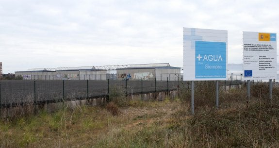 Los depósitos de El Cristo fueron contratados en 1999. Desde muy pronto, el proyecto se encontró con problemas. Aún no se han podido inaugurar. 