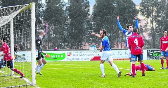 Manu Blanco, con Luismi cerca, celebra el gol que suponía el empate del Avilés en Pravia. Su primer tanto como blanquiazul.