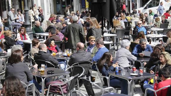 Un grupo de turistas disfrutan de la Semana Santa en Llanes. 