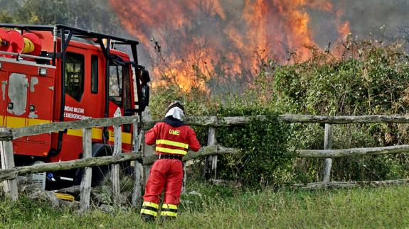 Un miembro de la Unidad Militar de Emergencia trabajando en la extición de incendios en diciembre de 2015. 