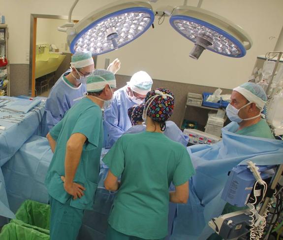 Personal médico, en una intervención quirúrgica en el HUCA. 