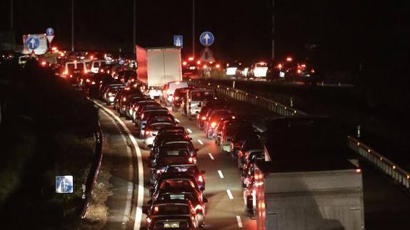 El suceso está produciendo retenciones de más de tres kilómetros.