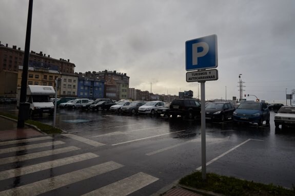 El aparcamiento de la avenida de Gijón es el primero disuasorio construido en la ciudad y la mayor parte de los días se llena en algún momento de la jornada. 