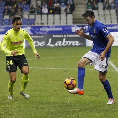 Borja Domínguez, con el Córdoba, en un partido frente al Real Oviedo.