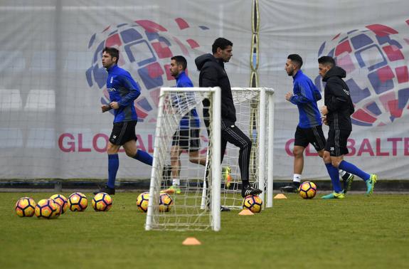 Varios de los titulares hacen carrera, observados por Fernando Hierro. 