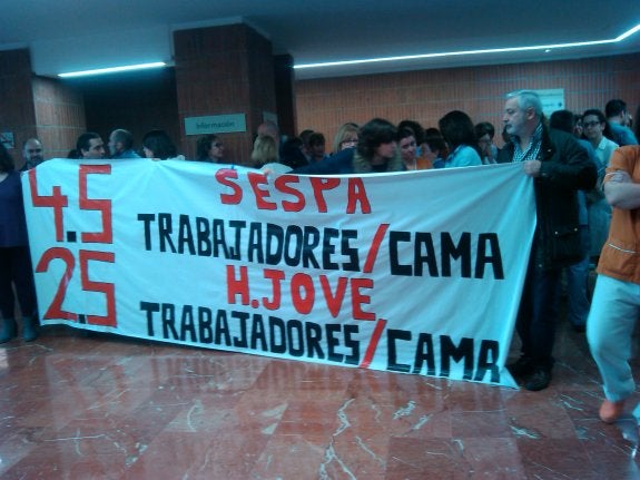 Concentración de los trabajadores en la entrada principal del Hospital de Jove. 