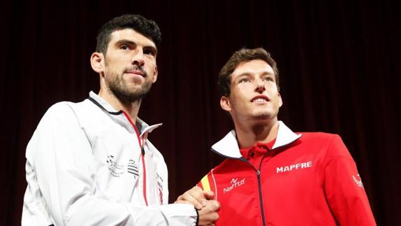 El tenista español Pablo Carreño Busta estrecha la mano al croata Franko Skugor.