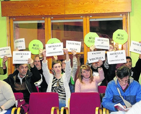 Un grupo de personas reclamó «vivienda digna» en el pleno. 