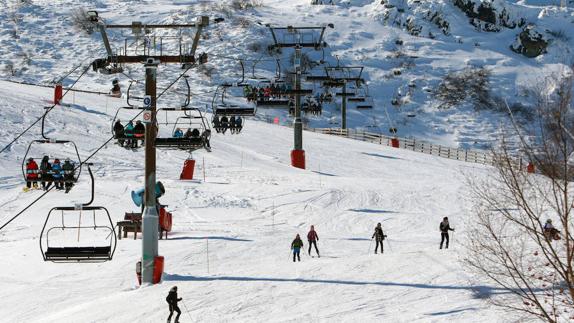 Esquiadores en Pajares el pasado fin de semana. Para estos días se advierte del peligro de realizar deportes invernales.