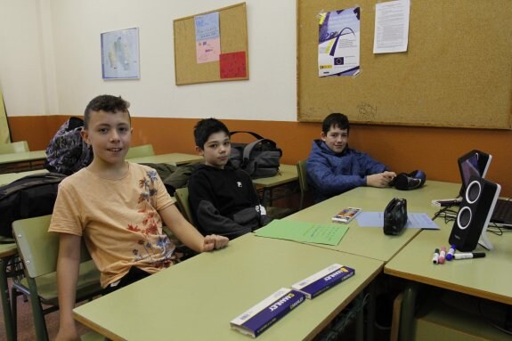 Tres de los alumnos participantes en el proyecto del departamento de Llingua. 