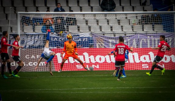 Toché golpea el balón, con una espectacular chilena, para marcar el primer gol del Real Oviedo ante el Mallorca. 