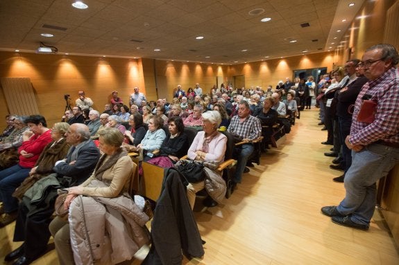 El público siguió con interés la intervención del doctor Alfonso López Alba. 