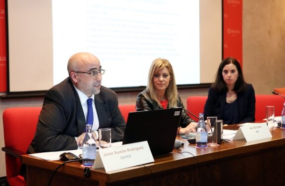 La directora de APD, Ana Sánchez, entre los socios de Deloitte Javier Aurelio Rodríguez y Oihane Inchausti . 