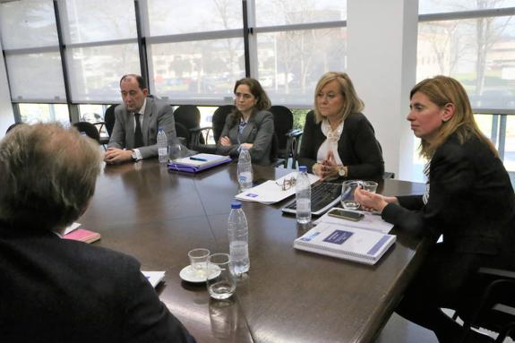 Mercedes Fernández, junto a Eva Pando, directora general del IDEPA (a la derecha). 