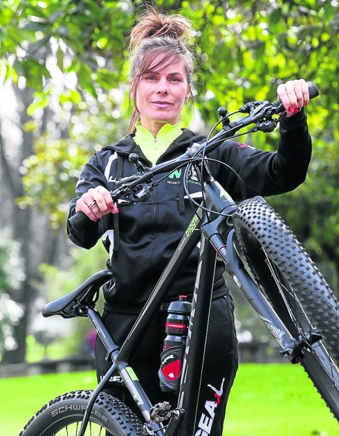 Judith Obaya, con su bicicleta, preparada para el reto. 