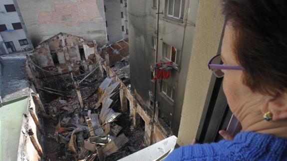Una vecina observa los daños causados por el fuego.