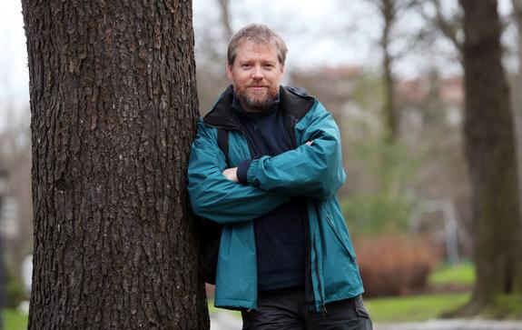 Seán Cahill, ayer, en un parque del centro de Oviedo. 