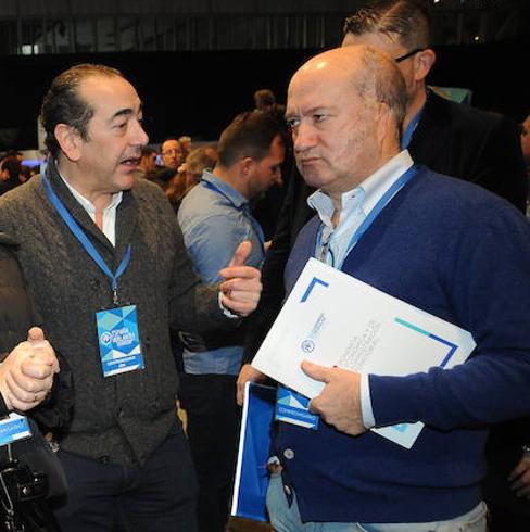 Luis Venta, a la derecha, charla con Fernando Goñi, hoy, en Madrid.