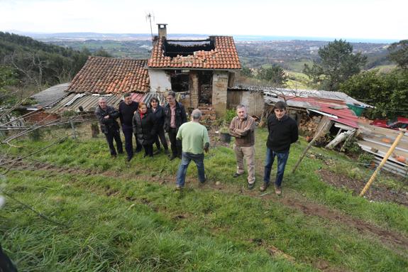 Anselmo Orviz, Manuel Caicoya, Mª Ángeles Fernández, Duli Álvarez, Ricardo Amor, Julio Sánchez, Miguel Martínez y David Martín, junto a la casa quemada en Deva. 