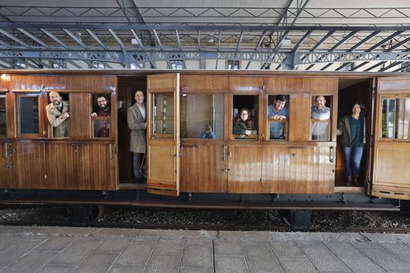 Alberto Rodríguez, Pablo López, Pablo Mata, Paola Villanueva, Celestino Álvarez, José Antonio Fernández y Rosa Fernández posan en el Museo de Ferrocarril en un coche de viajeros de primera categoría. Al encuentro con EL COMERCIO se uniría más tarde otro de los ponentes del TEDx Gijón, Pablo Piñeiro. 