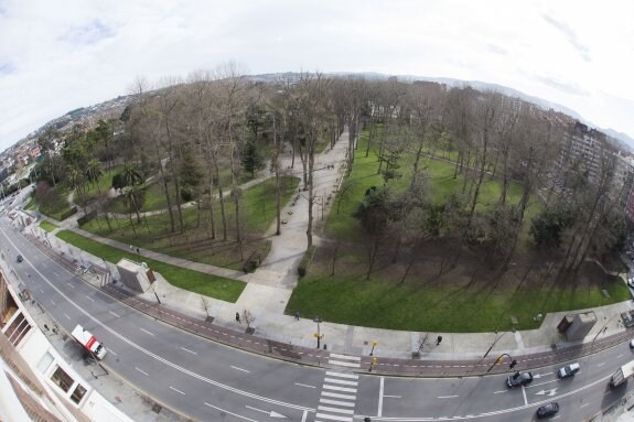 Vista general del parque de Isabel la Católica desde la avenida de Castilla. 