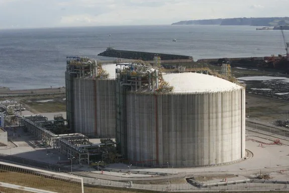 Los dos depósitos de la regasificadora de El Musel, vistos desde el faro de la Campa Torres. 