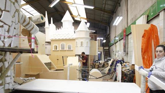 Peñistas preparando los artilugios.