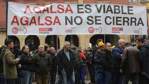 Protesta de los trabajadores, la pasada semana, en la plaza Mayor.