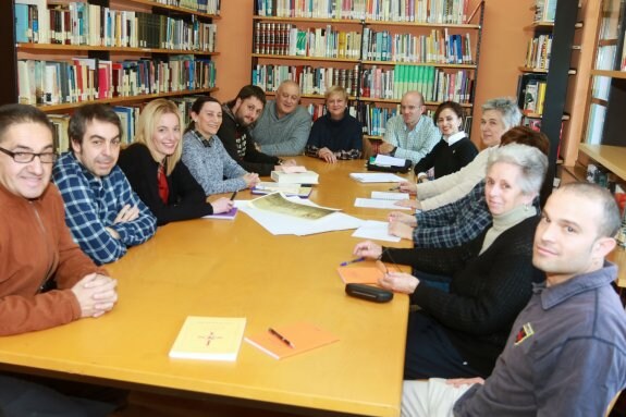 Participantes en el taller para investigar los «secretos» que esconde el monte Monsacro. 