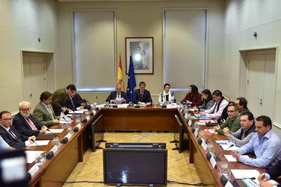 Imagen previa a las infructuosas negociaciones de ayer, esta vez presididas por el ministro Íñigo de la Serna. 