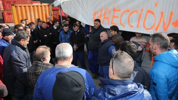 Un grupo de trabajadores durante la asamblea celebrada ayer en las instalaciones de la fábrica, en Tremañes. 