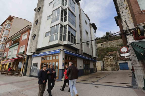 Varias personas pasan junto a la sidrería objeto de los robos. 