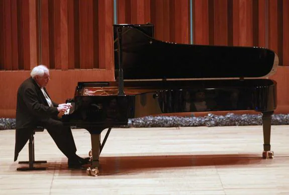 El pianista Grigory Sokolov tocó obras de Mozart y Beethoven en el Auditorio Príncipe Felipe. 